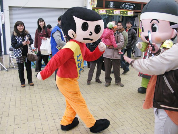 町へ出れば、みんなから写真撮影を頼まれる人気者「とび太くん」　（Mahorova提供）