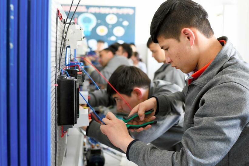 新疆ウイグル自治区の職業技能教育センターでは、人権侵害が行われている疑いがあると国際人権団体などが指摘している　（ｃ）朝日新聞社