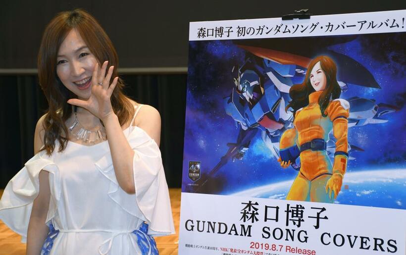 アルバム「GUNDAM　SONG　COVERS」を出した森口博子さん。ジャケットは「ことぶきつかさ」さんのイラストだ＝撮影・多田敏男