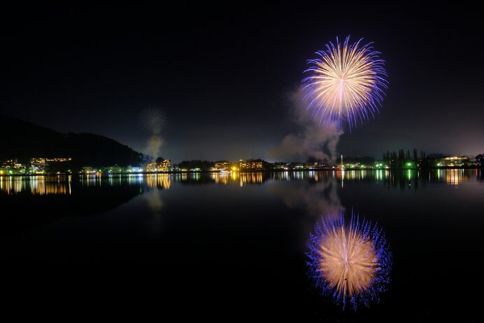 河口湖の湖上に映る「逆さ花火」もきれい！