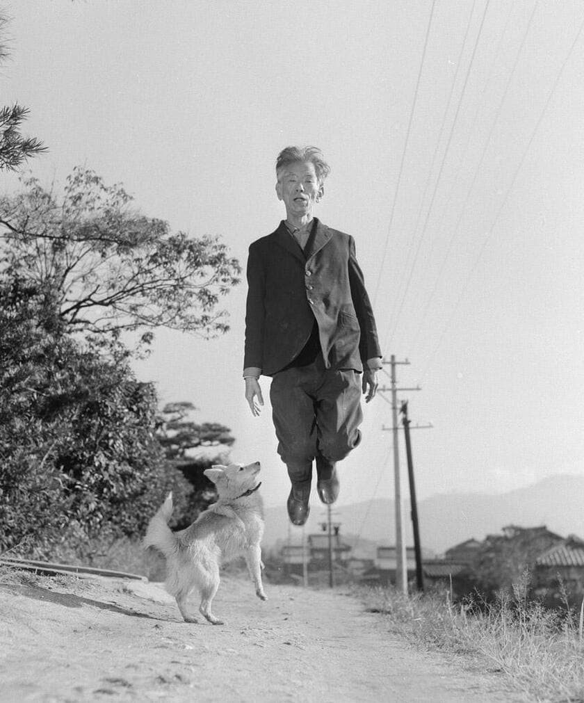 数学者の岡潔。自宅前の道路で犬と一緒にピョン