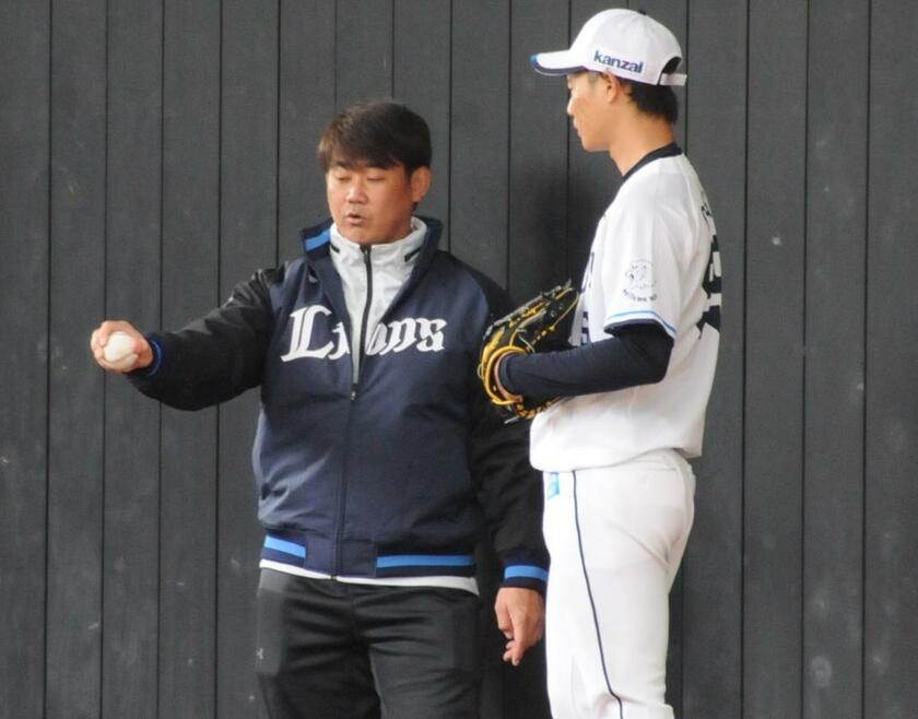 西武の投手陣にアドバイスする松坂大輔臨時投手コーチ（左）