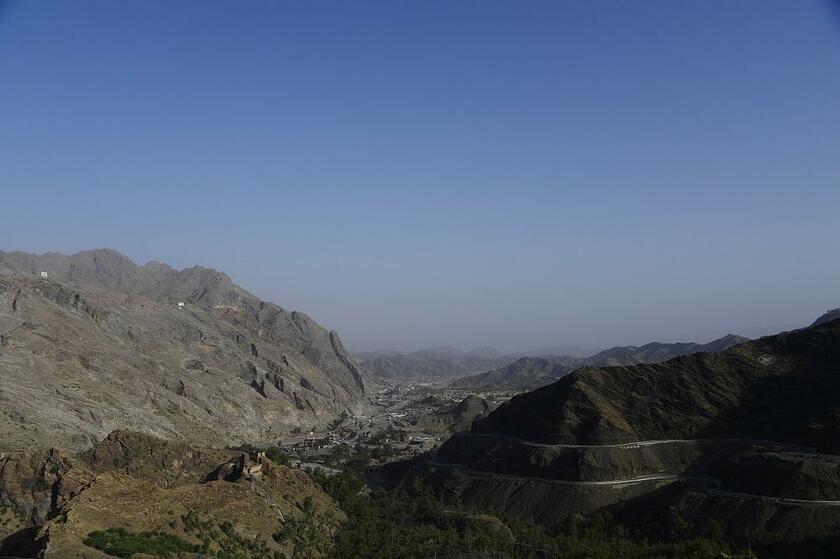 カイバル峠から眺めるアフガニスタン。谷底に国境がある（撮影：中田浩資）