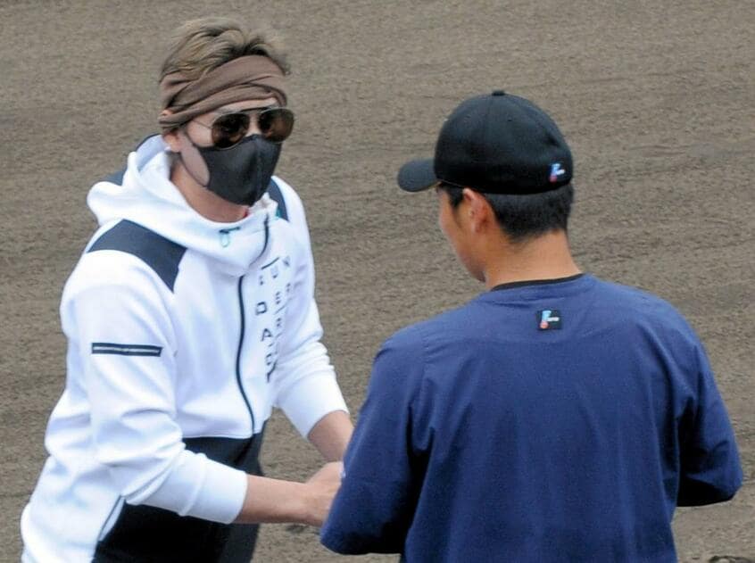 清宮と話をする日本ハムの新庄監督(左)