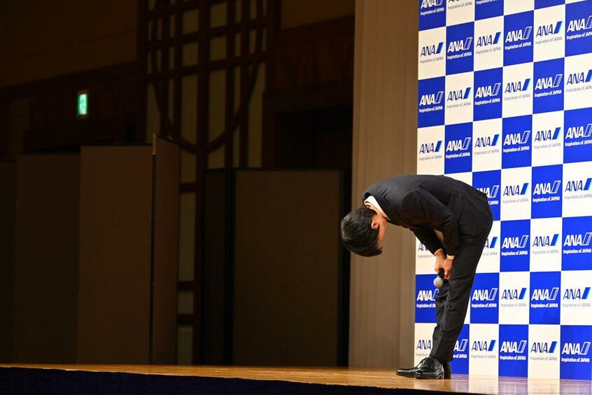 羽生は記者会見を終え、深く頭を下げた(撮影/写真映像部・東川哲也)