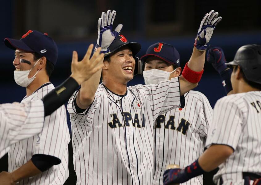 ち越しの適時二塁打を放った山田哲人(C)朝日新聞社