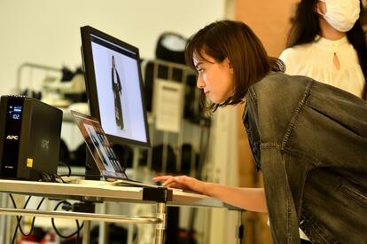 専属モデルをしているファッション誌「Oggi」の表紙撮影。撮影中は口数少なく、パソコン上の自分の写真も、黙ってじっと見つめていた(写真/篠塚ようこ)