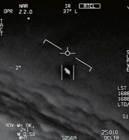 米国防総省が公開した映像に映る飛行物体(中央)。雲の上を高速で飛んでいるような様子が記録されている(写真:米国防総省)