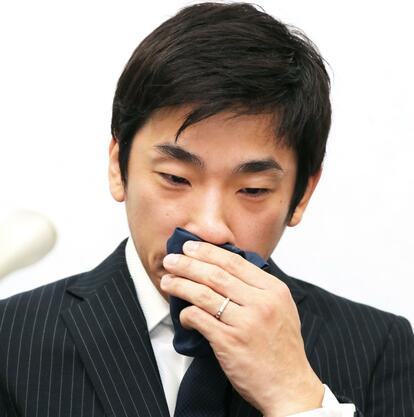 記者会見で涙ぐむ織田信成氏 (c)朝日新聞社