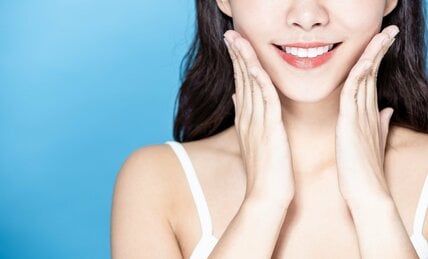 「老けて見える"アゴのたるみ"」歌うだけでスッキリ？「国民的アニメ」の主題歌とは