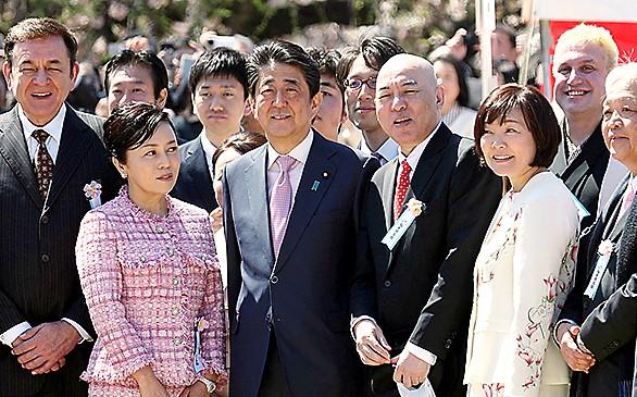 ２０１９年４月の「桜を見る会」に出席した安倍晋三首相と昭恵夫人（C)朝日新聞社