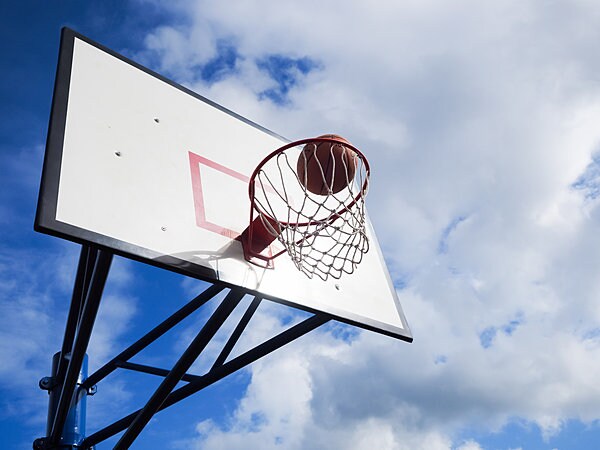 バスケットボールの新種目「3×3」は、ゴールさえあれば青空の下でもできるスポーツです！