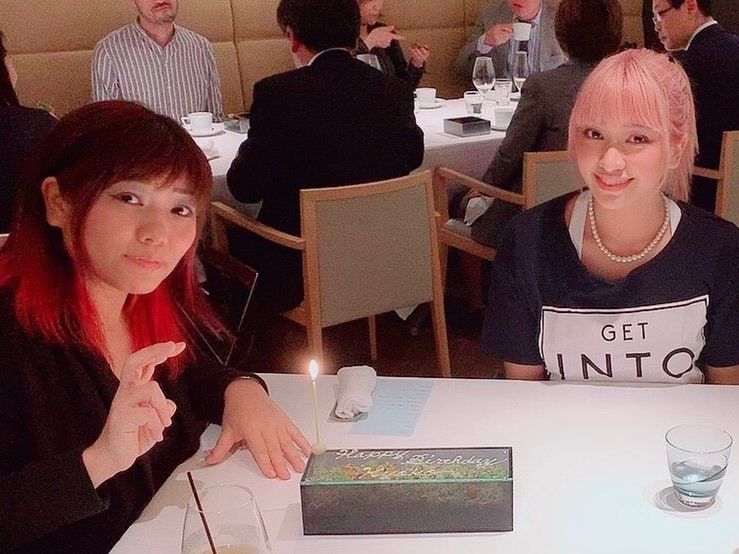 2019年、響子さん(左)の誕生日をお祝いしてくれた花さん(写真:響子さん提供)
