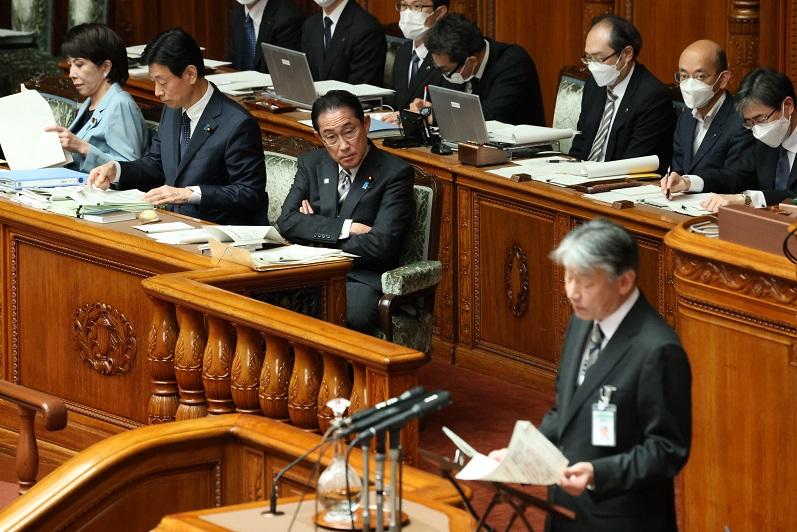 山中伸介原子力規制委員長の国会答弁を聞く岸田首相