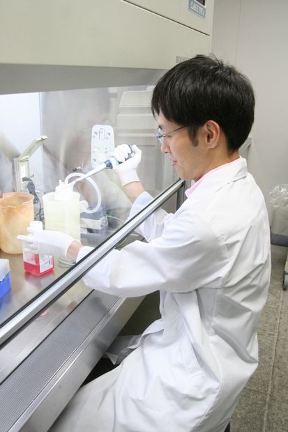 ゲノム編集だけが遺伝子治療の方法ではない。埼玉医科大学では、ウイルスを使う方法の研究も続いている（撮影／粥川準二）