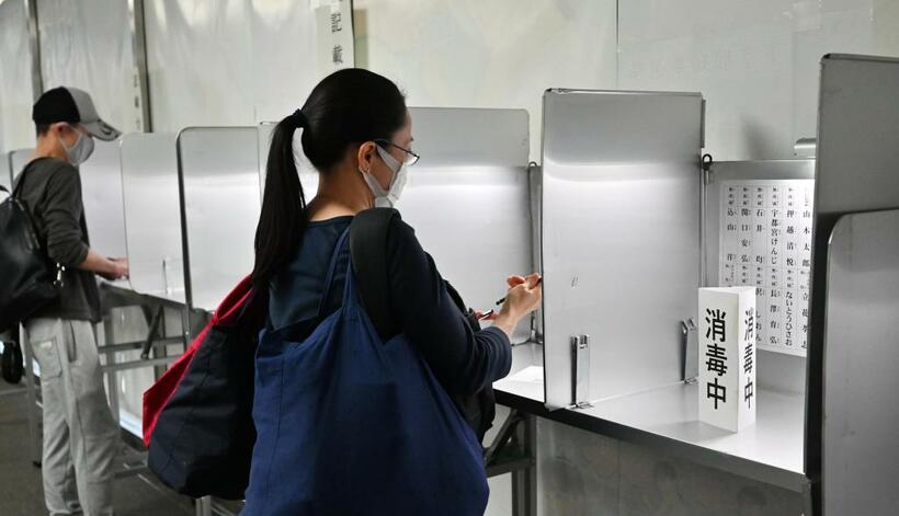 東京都知事選の投票率は５５％。新型コロナウイルスの影響で、投票所の記載台も間隔を確保していた。７月５日、新宿区役所第１分庁舎で　（ｃ）朝日新聞社