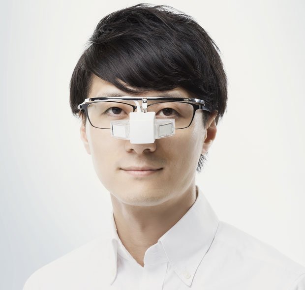 次世代メガネ　メガネスーパー、　Ｅｎｈａｎｌａｂｏ／通常のメガネの上から装置を取り付けると、超小型ディスプレー付きメガネになる。医療や製造業などでの利用を想定（写真：Ｅｎｈａｎｌａｂｏ提供）