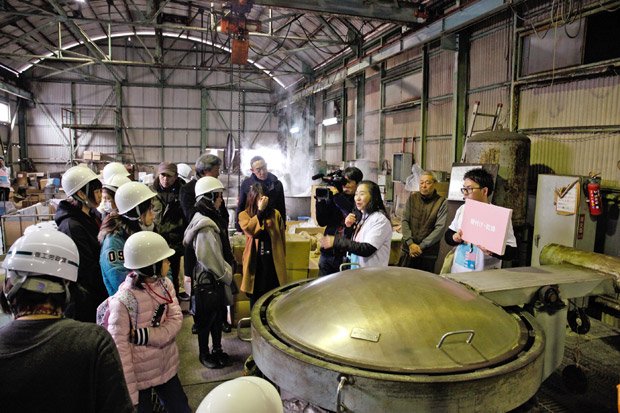 糸を釜に入れ、不純物や油分を取り除いたうえで色素を分解除去し、漂白するのが「晒し」。この工程が仕上がりに影響する（撮影／Ｋａｎａｋｏ　Ｈａｍａｄａ）