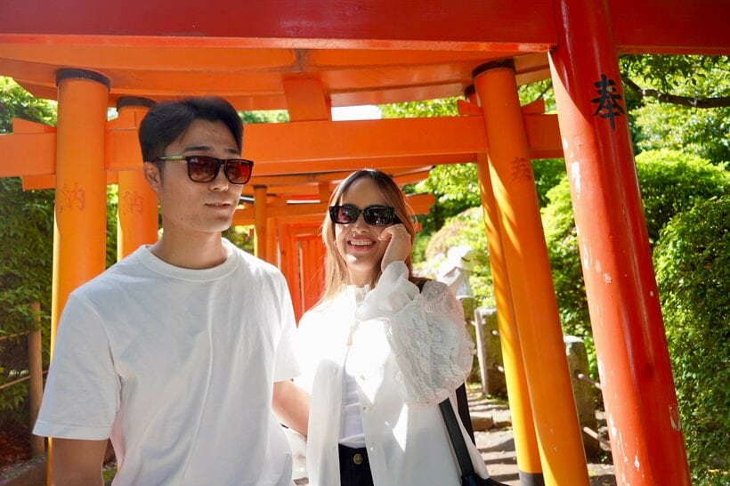 千本鳥居の前で出会った日本人とブラジル人のカップル（撮影・上田耕司）
