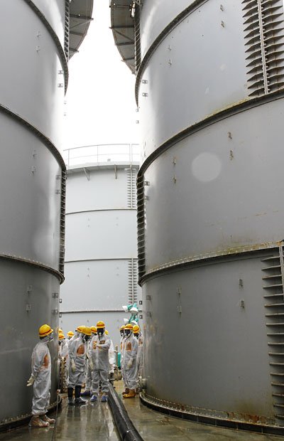 汚染水漏れのあったタンク周辺を調べる原子力規制委員会のメンバーら（８月２３日、福島第一原発）　（c）朝日新聞社　＠＠写禁