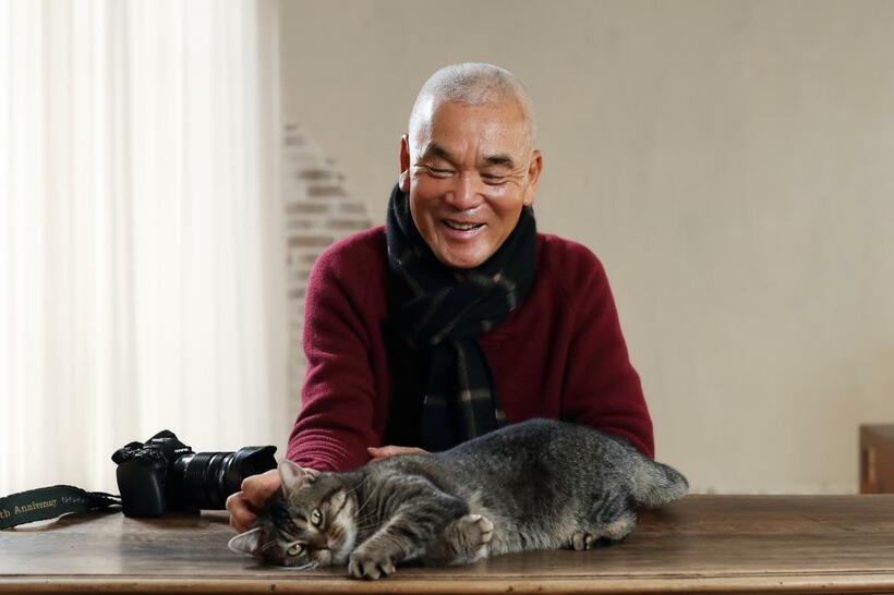 岩合光昭（いわごう・みつあき）／１９５０年、東京生まれ。地球上のあらゆるフィールドで活躍する動物写真家。一方で、ライフワークとして猫を半世紀以上撮り続けている。２０１２年からＮＨＫ ＢＳプレミアムの番組「岩合光昭の世界ネコ歩き」の撮影を手がける（撮影／写真部・加藤夏子）