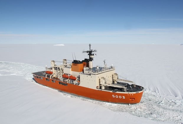 夏でも海氷は厚さ５～７メートル。南極観測船「しらせ」は体当りして砕氷しながら昭和基地を目指す　（ｃ）朝日新聞社　＠＠写禁