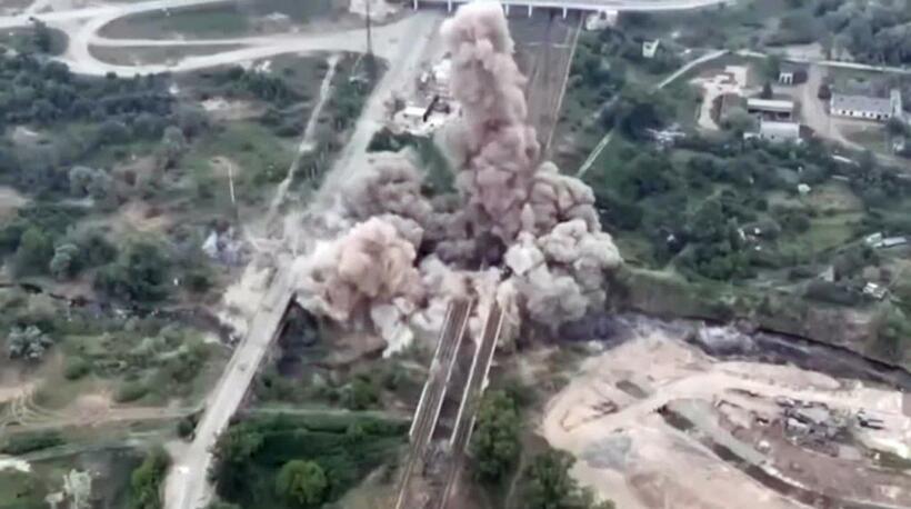 １８日、ドネツ川に架かる橋を爆破、煙が上がる。ロシア軍を阻止した。ウクライナ内務省が公開