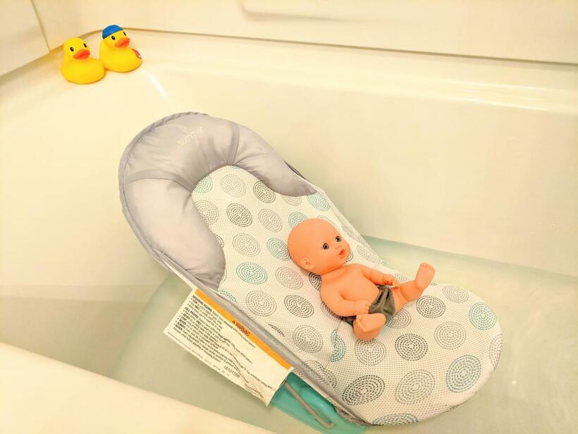 わが家のお風呂スタイル。バスタブにお湯をはり、下の子はこの椅子みたいなもの（bather）に寝かせて洗います。上の子は一緒に入れることもあれば、後から別に入れることもあります