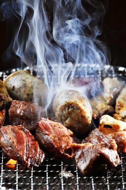 卓上の七輪でちりちりと焼く肉は、炭火の香りが食欲をそそる。大ぶりの鳥かわはカリッと香ばしく、厚切りのハラミは噛むほどにうまみが広がる（撮影／東川哲也・写真部）