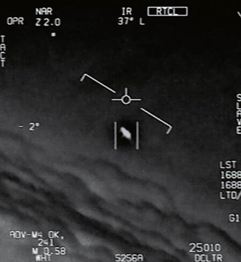 米国防総省が公開した映像に映る飛行物体（中央）。雲の上を高速で飛んでいるような様子が記録されている（写真：米国防総省）