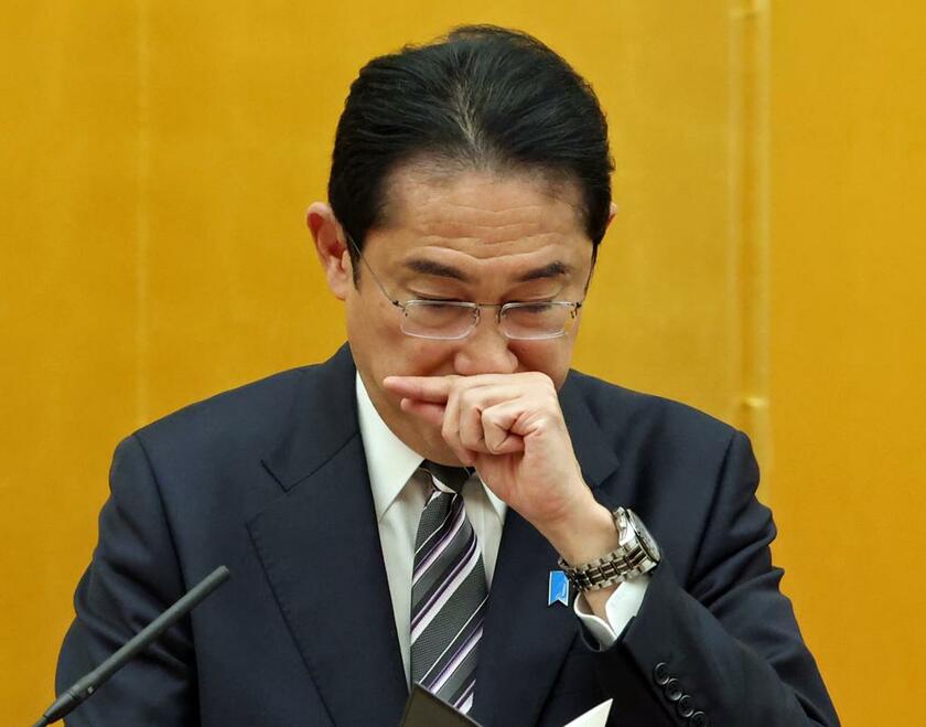 会見で鼻を触る岸田首相