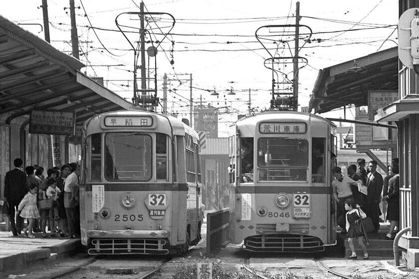 王子駅前。1950年代に製造された都電の軽量車が顔を合わせた貴重な一コマ。双方とも自重12tで、右側の8000型は1956年から131両が量産された。左側の2500型はバス車体メーカーで製造された。木造車の鋼体化名義で、D10Nを改造した台車を流用していた（撮影／諸河久：1964年5月16日）