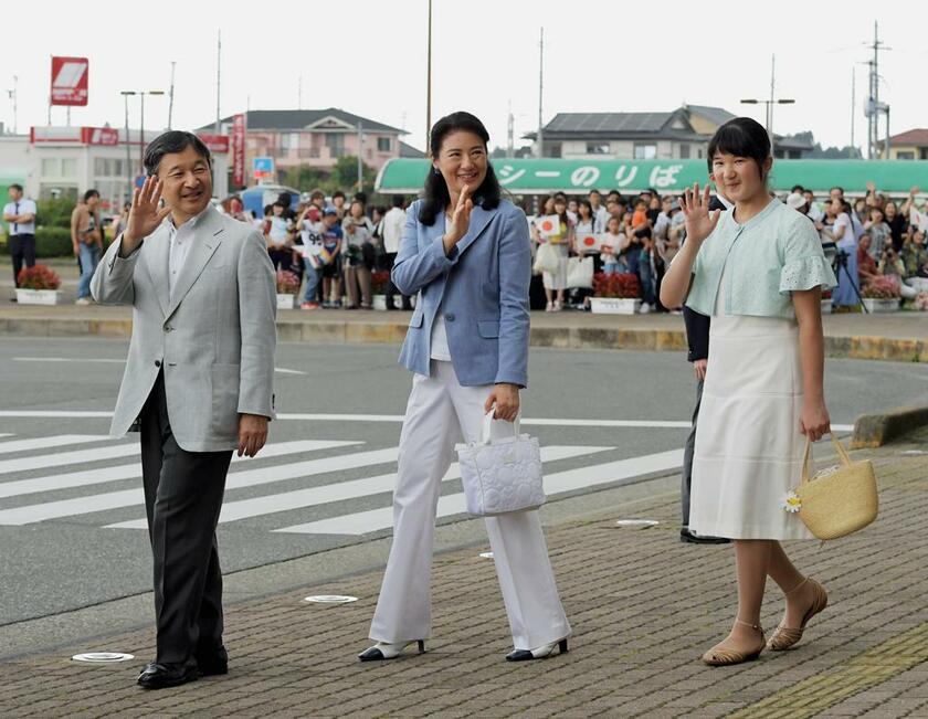 2017年8月静養のためＪＲ那須塩原駅に到着し、出迎えた人たちに手を振る皇太子（当時）一家