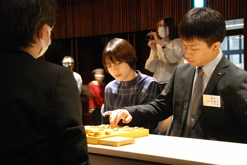 ペア将棋の大会で優勝した小髙佐季子女流初段と木村孝太郎さん(リコー)
