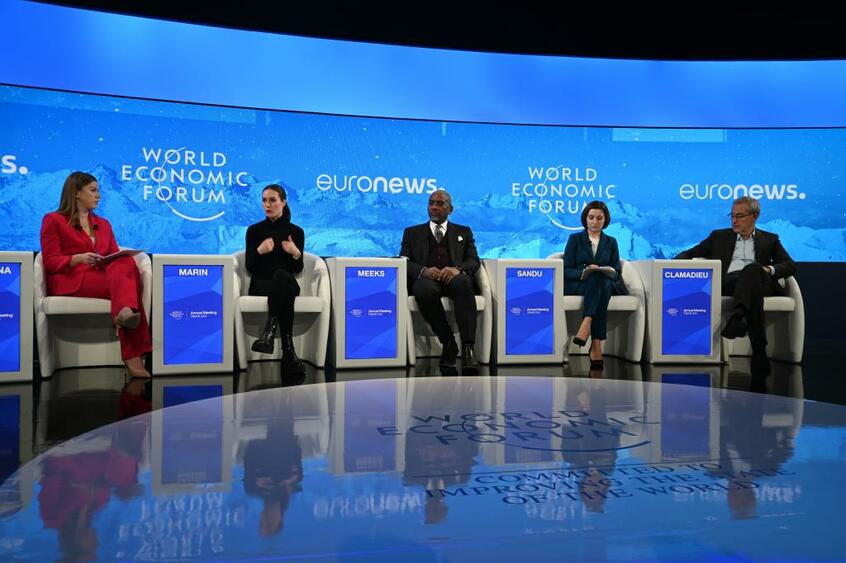 フィンランドのマリン首相(左から2人目)ら世界の政治家や経営者などが集った「ダボス会議」=2023年1月