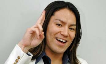不倫・8股乗越え、再婚の狩野英孝 スキャンダル芸人としてしぶとく生き残るワケ