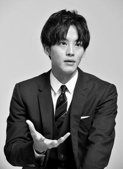 松坂桃李(まつざか・とおり)/1988年、神奈川県生まれ。2008年、雑誌「FINEBOYS」専属モデルとしてデビュー。近作に映画「不能犯」「娼年」「孤狼の血」(18年)、「居眠り磐音(いわね)」「新聞記者」(公開中)、「蜜蜂と遠雷」(10月4日公開)などが控える