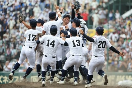 沖縄尚学、「鉄壁の守備」で夏の甲子園初優勝　日大理事長の林真理子さんもアルプスで応援【AERA甲子園2025】