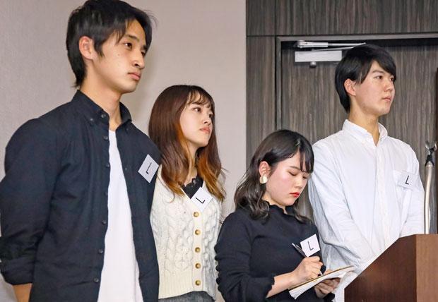 決勝プレゼンテーションに臨む京都大学２年生のチーム。左から廣江遼さん、キム・セヒョンさん、塩屋智子さん、山東丈将さん（写真：Ｐ＆Ｇジャパン提供）