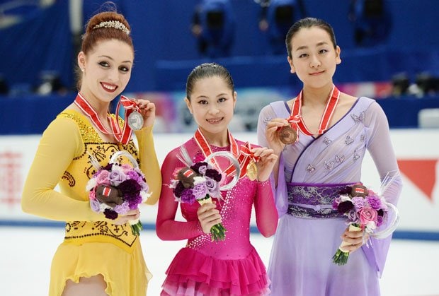 ＮＨＫ杯で優勝した宮原知子（中央）、２位のコートニー・ヒックス（左）と３位の浅田真央　（c）朝日新聞社