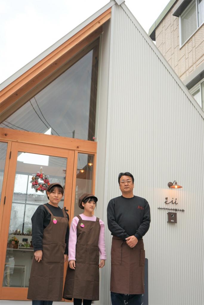 工房の前で。左から母・千里さん、みずきさん、父・誠司さん。（画像＝千里さん提供）