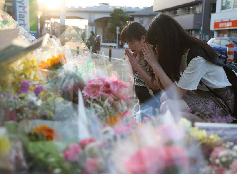川崎２０人殺傷事件から６月４日で１週間。現場に花束を供え、手を合わせる人たち。３日、川崎市で　（ｃ）朝日新聞社