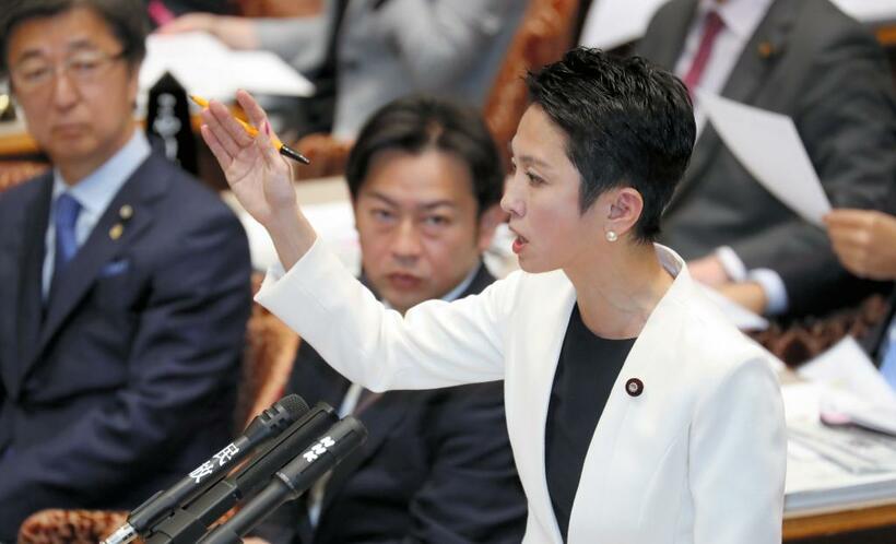 参院予算委員会で質問する立憲民主党の蓮舫議員＝1月29日　(c)朝日新聞社