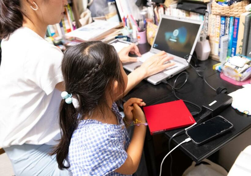 コロナ禍で広がったリモートワーク。子育てと仕事の両立には追い風だが、家に仕事が侵出し、子どもと向き合う時間が奪われていく（撮影／写真映像部・戸嶋日菜乃）