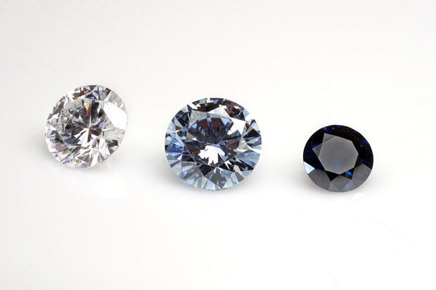 メモリアル・ダイヤモンド／「メモリアル・ダイヤモンド」の製作期間は半年が目安。大きさは０．２～１カラットで、料金は４８万～２５３万円（写真：アルゴダンザ・ジャパン提供）