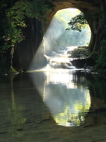 陽光の挿しこみ具合によってハート形の光が出現する「濃溝の滝」