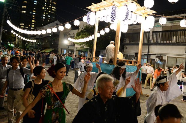 江戸時代から続く「佃島念仏踊り」。こちらは、東京中心部に残る伝統的な盆踊りだ。８月には、『盆おどる本』（青幻舎）なる入門書も出た（撮影／伊ケ崎忍）
<br />