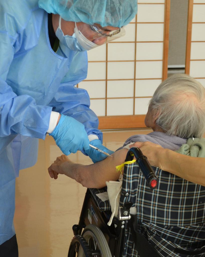 菅首相は、高齢者向けの２回の接種を７月末までに終わらせるため「政府を挙げて取り組んでいく」と述べたが、先行きは不透明だ（ｃ）朝日新聞社