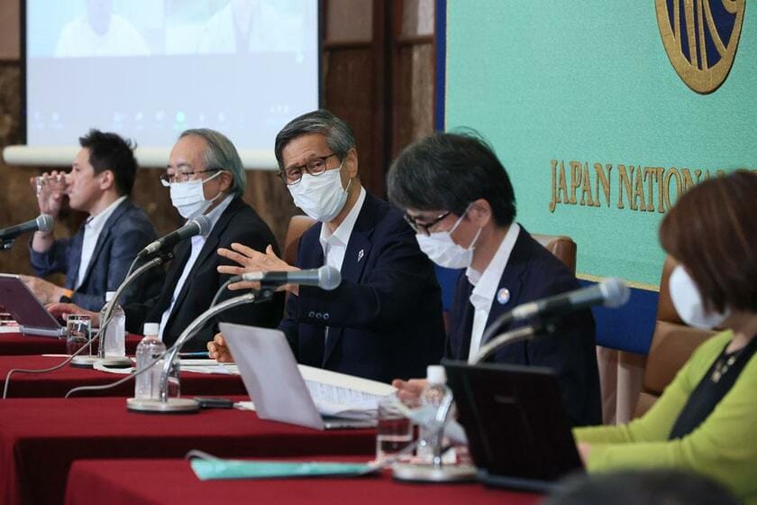 8月2日、日本記者クラブで第7波対策などについて発表する尾身茂・政府分科会長（中央）ら