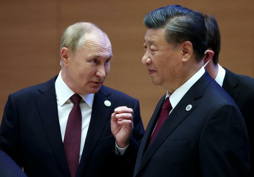 ウズベキスタンでの上海協力機構首脳会議に出席したロシアのプーチン大統領（左）と中国の習近平国家主席／2022年9月16日（photo　代表撮影／ロイター／アフロ）